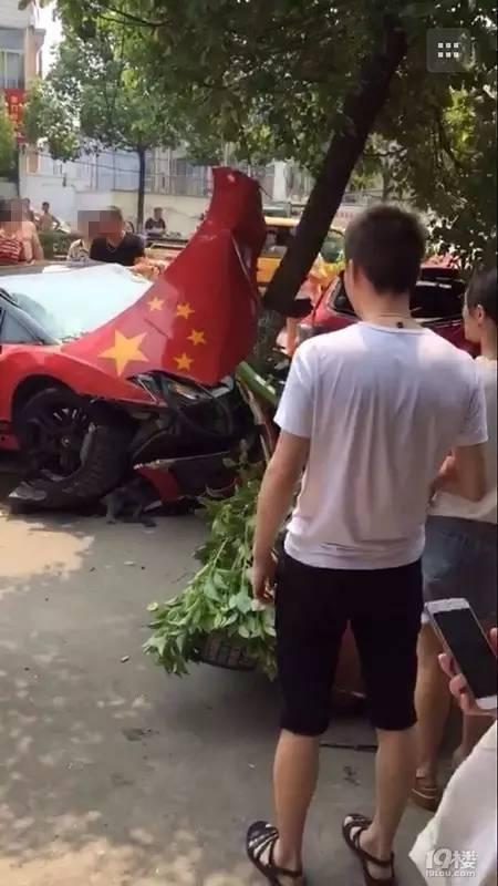 美女吃瓜被撞断腿视频,腿部严重受伤