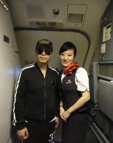 空姐和机长吃瓜视频,机长空姐同框吃瓜，揭秘航班上的轻松时刻