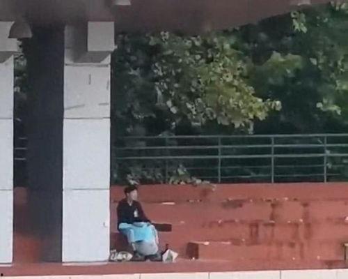 青岛操场吃瓜事件视频,校园冲突引发社会关注