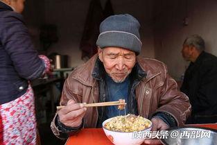 大爷拿大碗吃瓜视频在线观看,传统美食与现代生活的完美融合