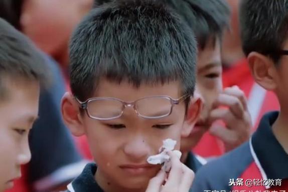 吃瓜男孩皱眉视频大全,笑料横生，趣味十足